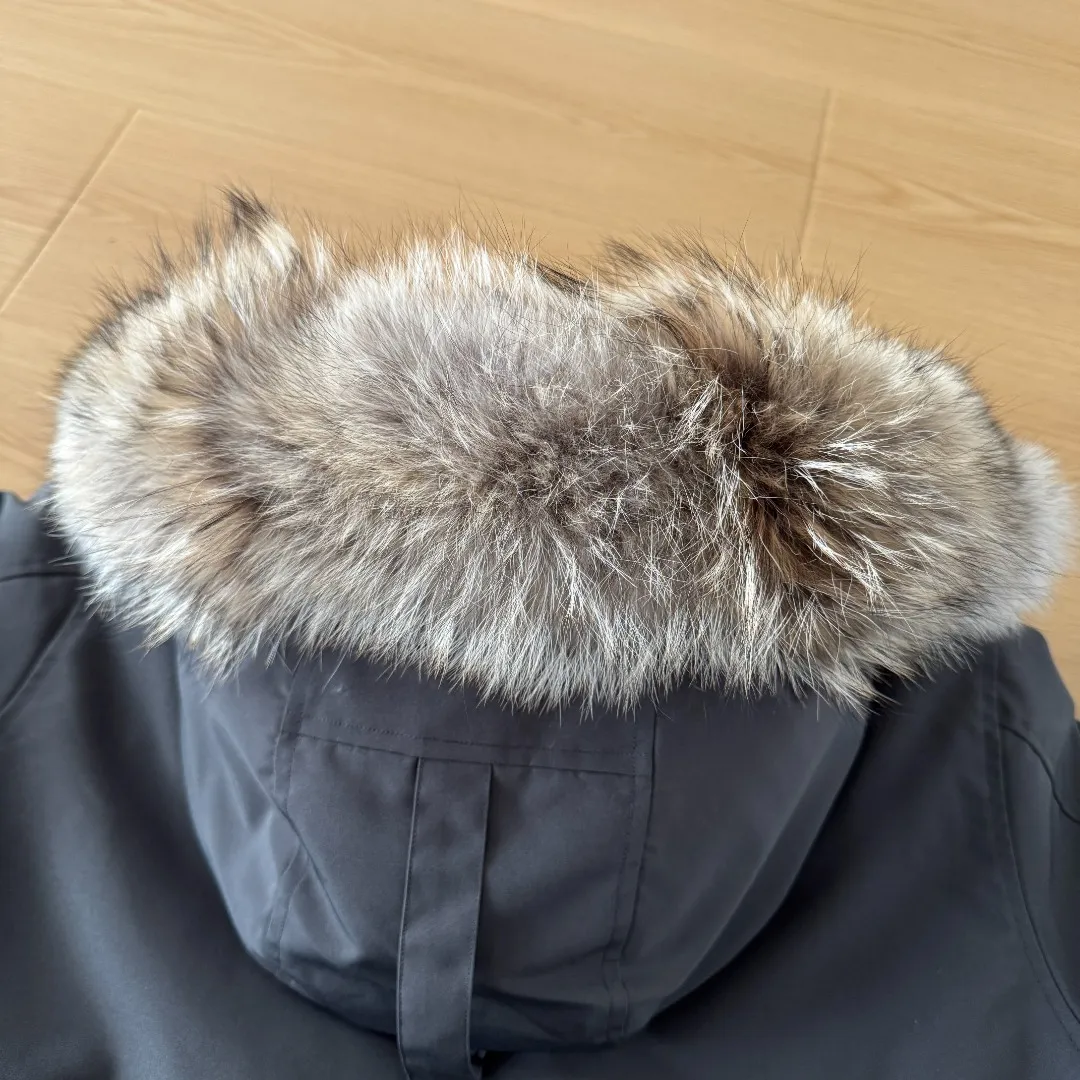 Style number: Y 87 Canada Goose 13 down jackets, timeless Classic, same style for men and women, mid-length windbreaker jacket. Canada Goose technology waterproof fabric is wind and cold resistant and extremely warm! Plush heat storage keeps you warm and warms you up quickly! Extra large fur collar design, fine fur, smooth to the touch, comfortable and skin-friendly! Double windproof cuffs to prevent cold wind from entering! The pockets have a flap zipper design and the upper pocket is a diagonal pocket, which is convenient and practical! Canada Goose’s popularity in the past two years has greatly surpassed that of the king of down jackets, the Meng Mouth, and it is the hottest item in autumn and winter on INS! Same Style for men and women, Canada Goose Classic style! Color: Black Black Label Black Red Label Cream White Gray Black Label Gray Red Label Navy Blue Sizes: XS S M L XL XXL